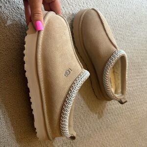 UGG Women's Beige with turquoise stitching size 6